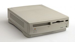 "Macintosh Performa 6300". Licensed under CC 表示-継承 2.5 via ウィキメディア・コモンズ.